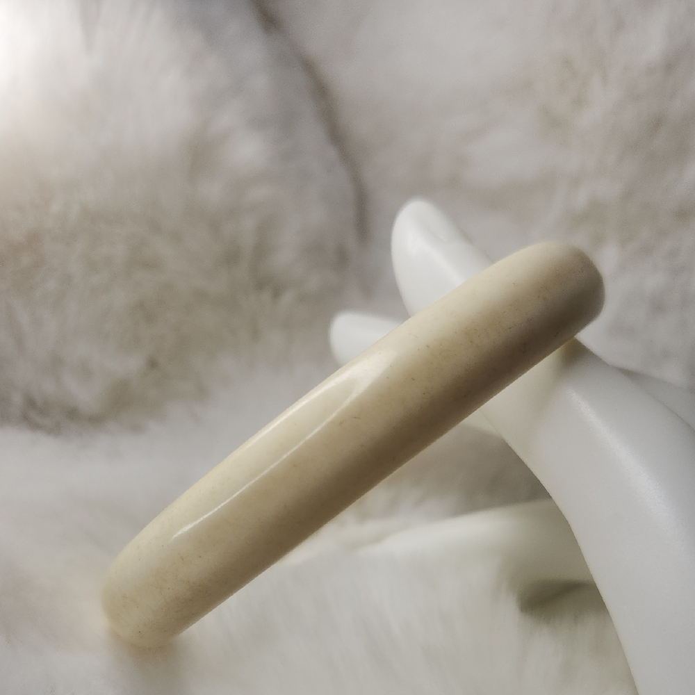 VINTAGE 60’S CREAM COLOR PLASTIC LUCITE BANGLE BRACELET